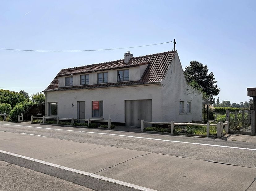 Maison individuelle à rénover, avec garage.<br />
Soumise à des restrictions en matière d'alignement et de limite de construction.