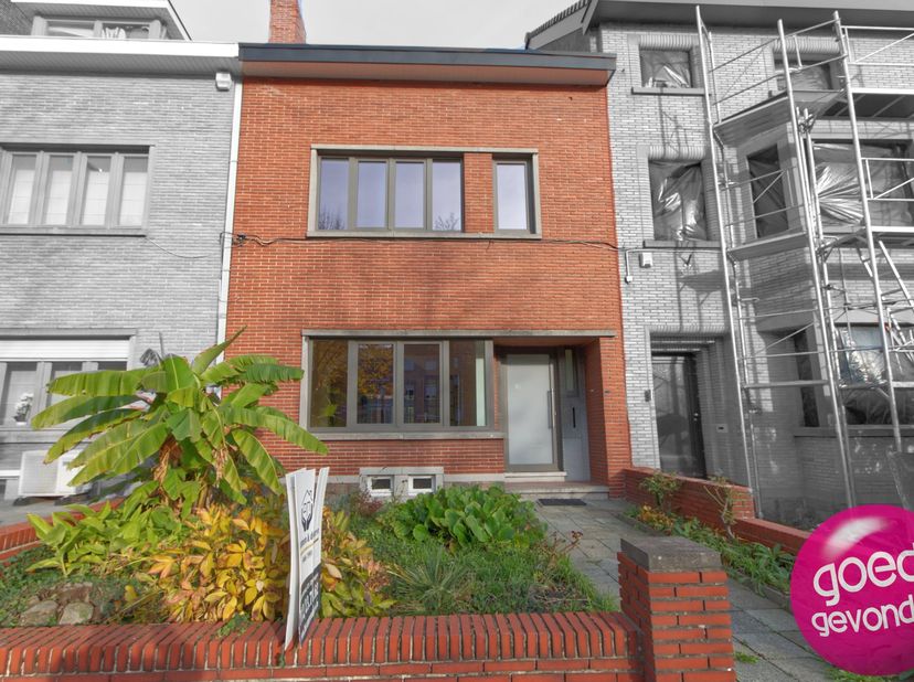 GROTE GEZINSWONING IN HET CENTRUM VAN DE STAD MET GARAGE, KOER, VERANDA EN 3 RUIME SLAAPKAMERS<br />
+ uitstekend gelegen op enkele passen van de Grot