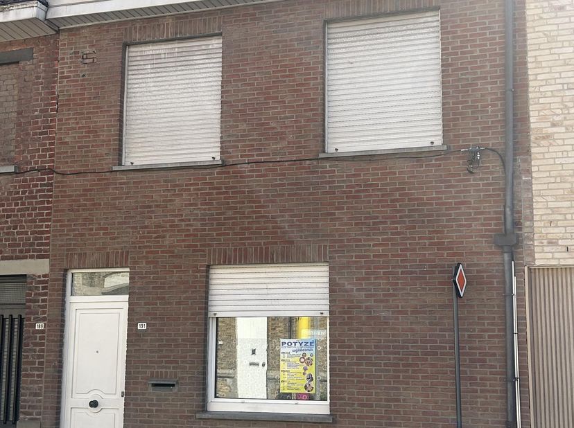 Zuidwestgericht perceel, conforme elektriciteit, uitbouw van 2020, Vernieuwde verwarmingsketel van 2021, vernieuwde keuken van 2022 met koelkast, oven