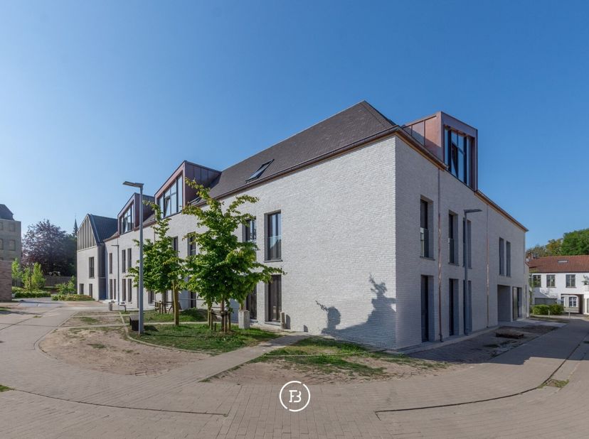 Cet appartement spacieux de plain-pied combine 121 m² de surface habitable avec trois chambres, une grande terrasse de 25 m² et un jardin de 49 m². Gr