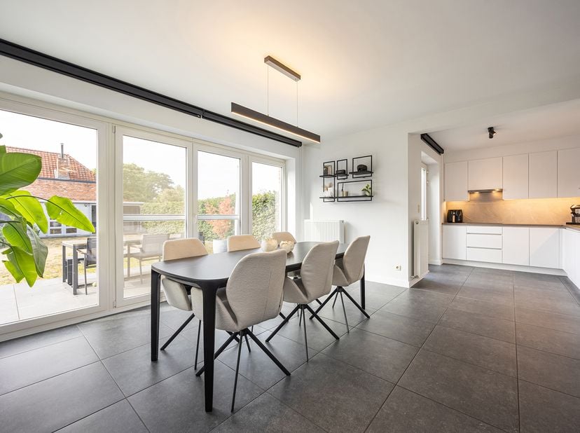 Recente gezinswoning op toplocatie te Vosselaar!<br />
E-peil: E29 | 3 slaapkamers + bureau/dressing | inpandige garage<br />
Omschrijving:<br />
Deze