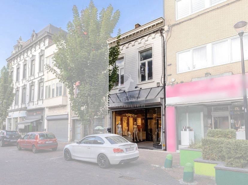 Agentschap Referentie: V7170-405<br />
*** VIRTUELE TOUR: https://envisite.net/vtour/fr/slbw1h ***<br />
Commercieel gebouw ideaal gelegen in het cent