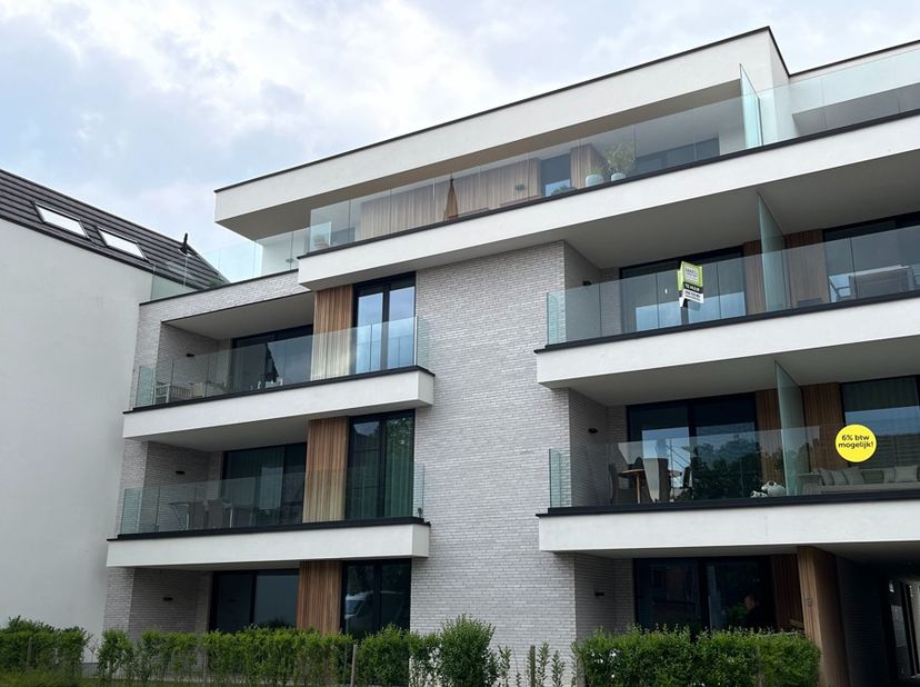 Dit prachtig modelappartement is gelegen in het landelijke Tiegem, aan de kerk.<br />
Indeling<br />
<br />
<br />
	inkom<br />
	toilet<br />
	living
