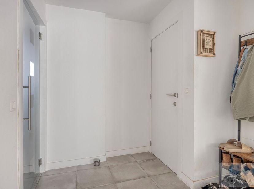 Volledig gerenoveerd appartement van 90 m² met terras en overdekte autostaanplaats op een uitstekende locatie te centrum Itegem.<br />
<br />
Het appa