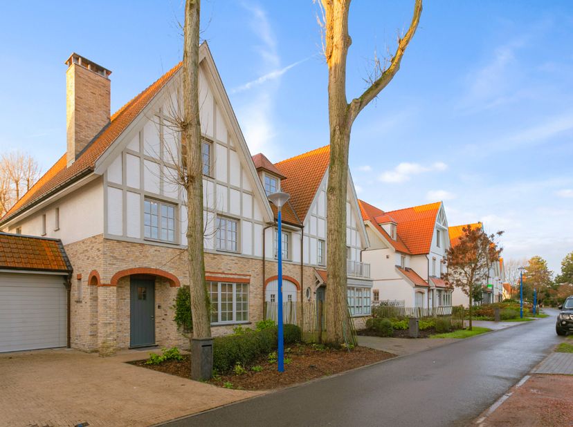Ontdek deze prachtige villa, rustig gelegen in het gegeerde woonerf Het Zandkasteeltje, op wandelafstand van het centrum, de zeedijk en het strand van