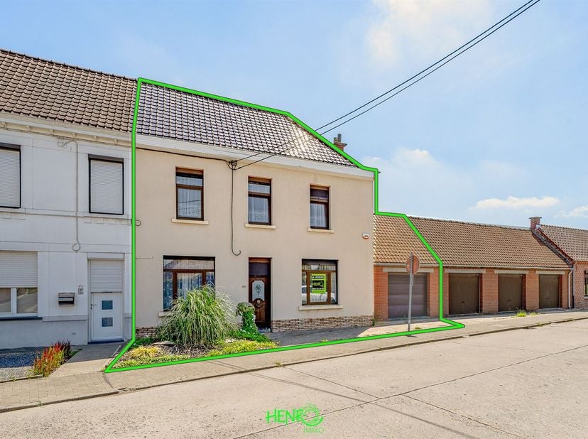 Grande maison située rue Cazeau avec 4 garages et un grand jardin.<br />
La maison se compose au rez-de-chaussée d'un couloir desservant un bureau/cha