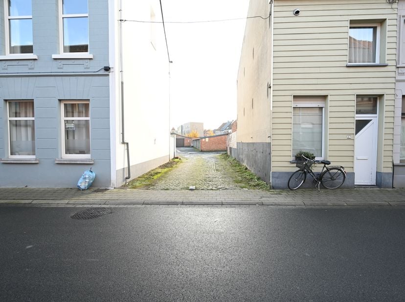 Garage te huur nabij het centrum van Roeselare<br />
Prijs: €60/maand<br />
<br />
Telefonisch worden er geen afspraken meer gemaakt. U moet per conta