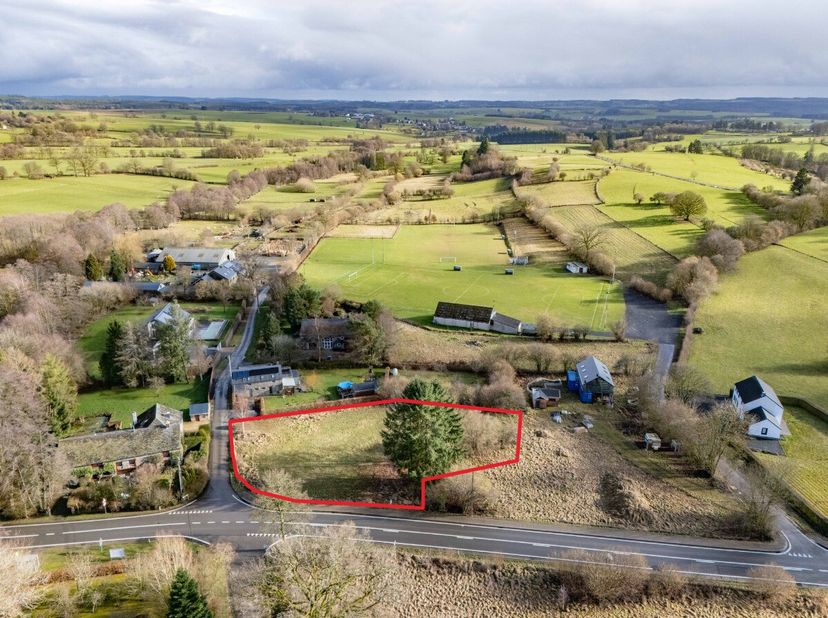 Makelaarskantoor ERA BLUX presenteert u met veel plezier een bouwkavel van 1.961 m², ideaal gelegen in het hart van het dorp Montleban (Gouvy). De voo