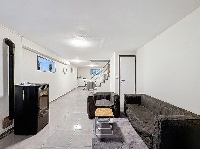 Située dans une petite rue de Monceau, aux portes de la vallée de la Semois, ce bien est l'investissement idéal! Que ce soit pour un premier achat, po