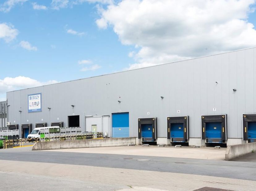 Magazijn met kantoor te huur in Zele (Oost-Vlaanderen)Strategische ligging tussen Antwerpen en GentDit moderne distributiecentrum combineert een ruime