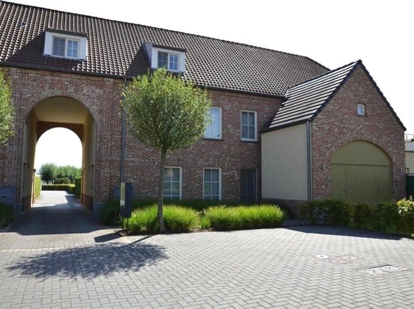 Wonen als in een huis, met alle comfort van een appartement en het vakantiegevoel van een zwembad in eigen omgeving. In de gegeerde Rapertingenstraat