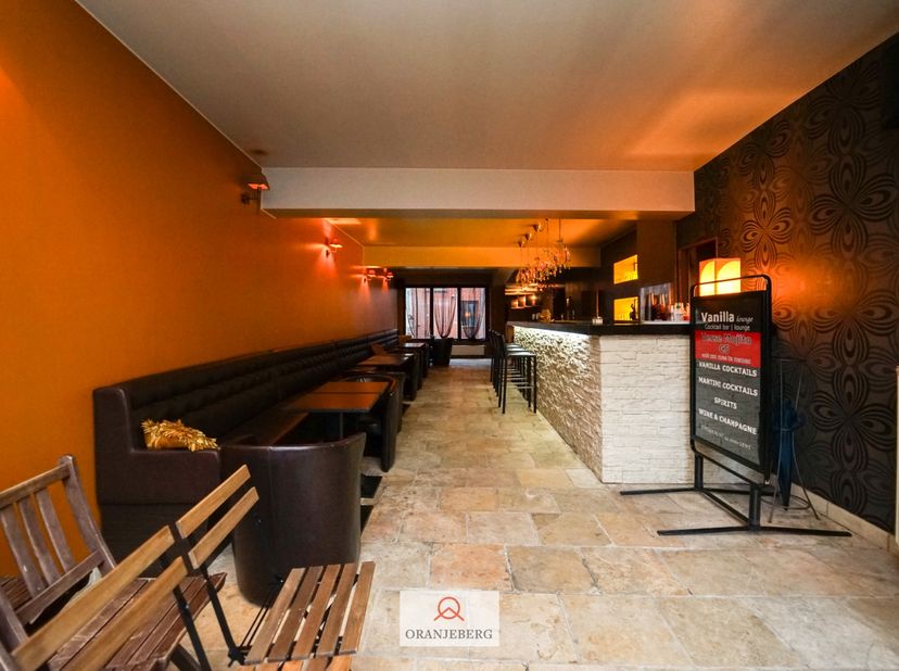 Gelegen in het hart van Gent, aan de Ottogracht 24, bieden wij een uniek handelspand aan met een populaire en gezellige lounge bar die al bekend is in