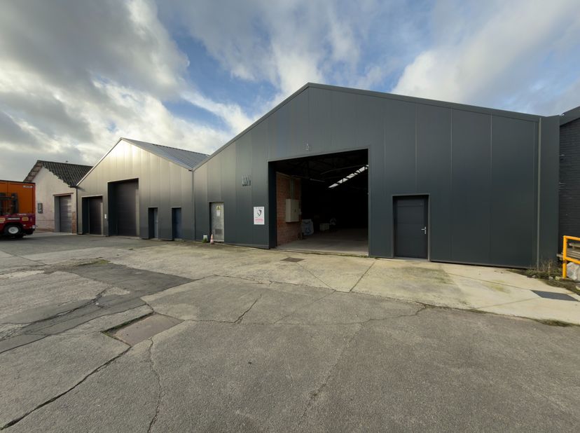 Centraal gelegen magazijn met een oppervlakte van 800 m², ideaal voor opslag, distributie of lichte industriële activiteiten.<br />
De loods werd rece