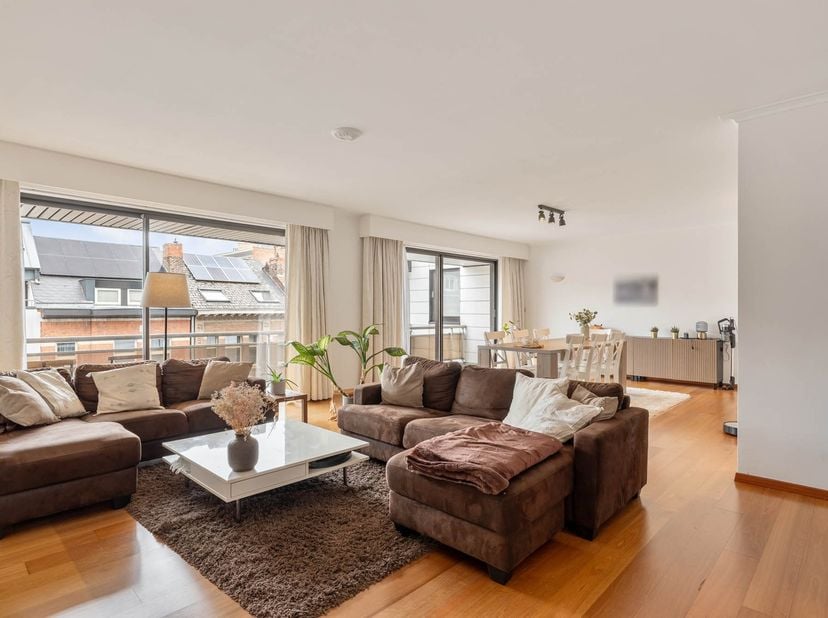Ruim en lichtrijk appartement van 140 m² met twee terrassen, parking en kelder in hartje Leuven<br />
<br />
Op een toplocatie in de Vital Decosterstr