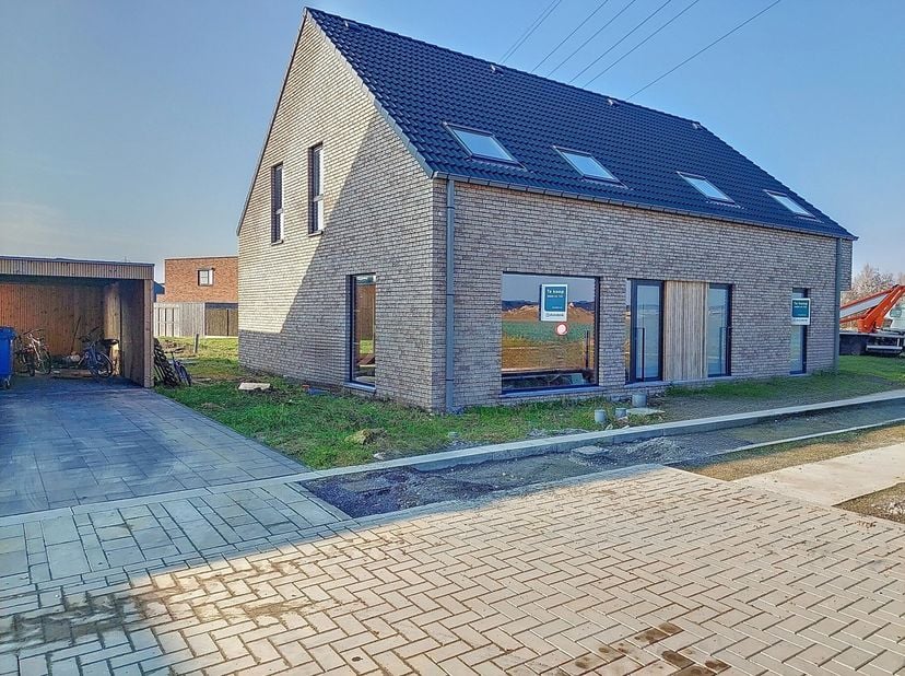 Deze woning wordt gebouwd in het vernieuwend woonproject ‘Roobaertpark’, een rustige buurt die vernieuwend groen, open en verkeersarm is ingericht aan