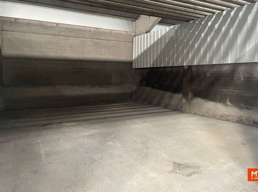 Opslagruimte te huur in Zonnebeke<br />
<br />
Deze opslagruimte (2.6) bevindt zich achter een woonhuis te Zonnebeke, met een gemeenschappelijke inrit