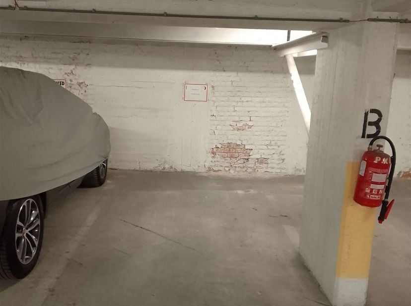 INFO/VISITE : WhatsApp/SMS = 0476.57.08.72 (Chris. Delbrouck, IPI)   -   A louer : emplacement de parking situé dans le "COMPLEXE LOUISE", RUE DE LIVO