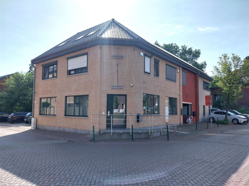 Vraag uw bezoek aan via info@optimusvastgoed.be!<br />
TE HUUR: Multifunctioneel pand met mogelijkheden tot kantoor- of praktijkruimte!<br />
Dit po