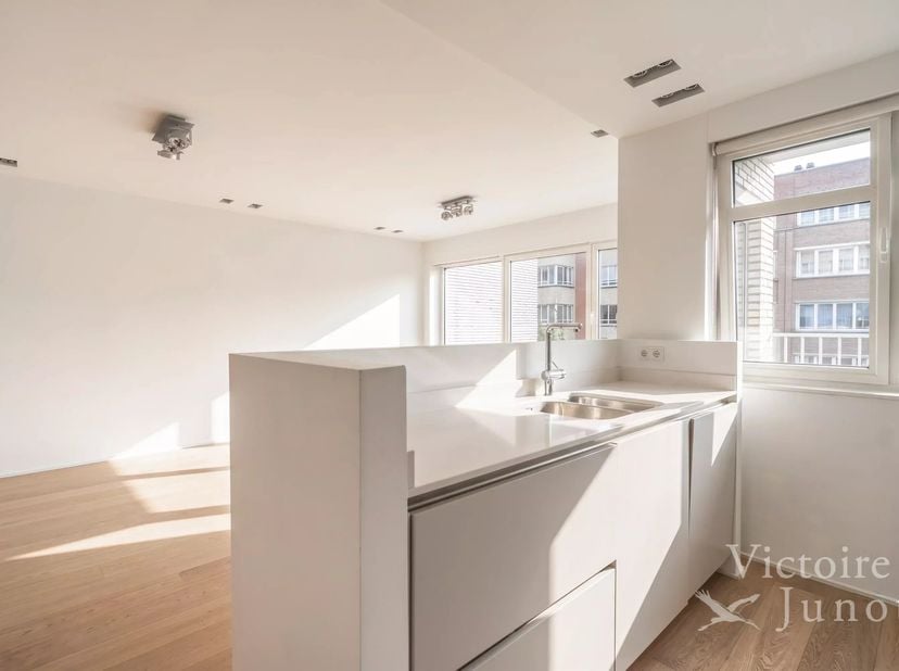 Victoire-Junot biedt u exclusief dit prachtige appartement volledig gerenoveerd door de architect Olivier Dwek, gelegen in een rustige en gewilde stra