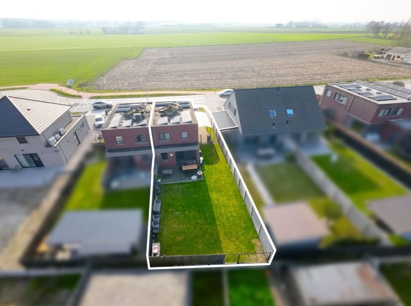 Instapklare en energiezuinige halfopen bebouwing (2021) met 3 slaapkamers, zonnige tuin en carport<br />
<br />
Aan de rand van de dorpskern van Aartr