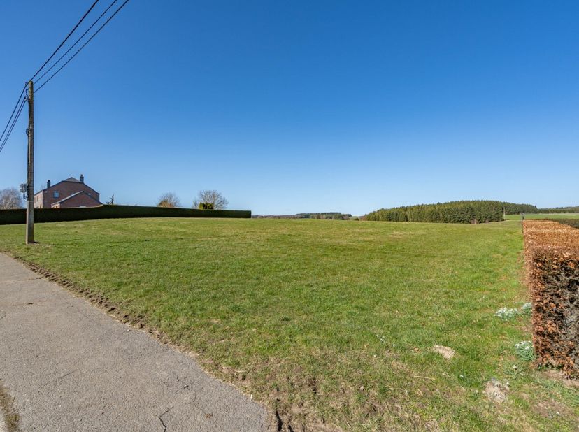 Lagence ERA BLUX a le plaisir de vous présenter ce superbe terrain à bâtir denviron 11 ares et de 23 mètres à rue, idéalement situé à lextérieur de Go