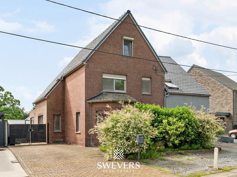 Voor meer info en fotos, surf naar www.swevers.be  Deze instapklare halfopen bebouwing aan de Tervantstraat 188 B in Beringen biedt een mooie combinat