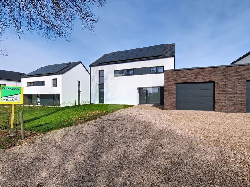 Elsenborn Lagerstraße, 34A (lot 3): Cette maison neuve à énergie zéro, moderne, est située dans un environnement calme et rural sur un beau et vaste t