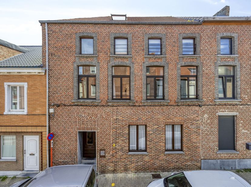 Interessante opbrengsteigendom bestaande uit 3 appartementen (met één slaapkamer) gelegen aan de Tiense stadsrand.<br />
<br />
Dit pand bevindt zich
