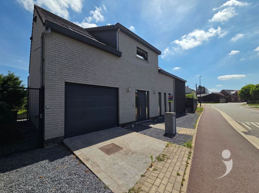 Op zoek naar een instapklare gezinswoning waar ruimte, comfort en kwaliteit centraal staan? Deze moderne vrijstaande woning biedt alle troeven om er m