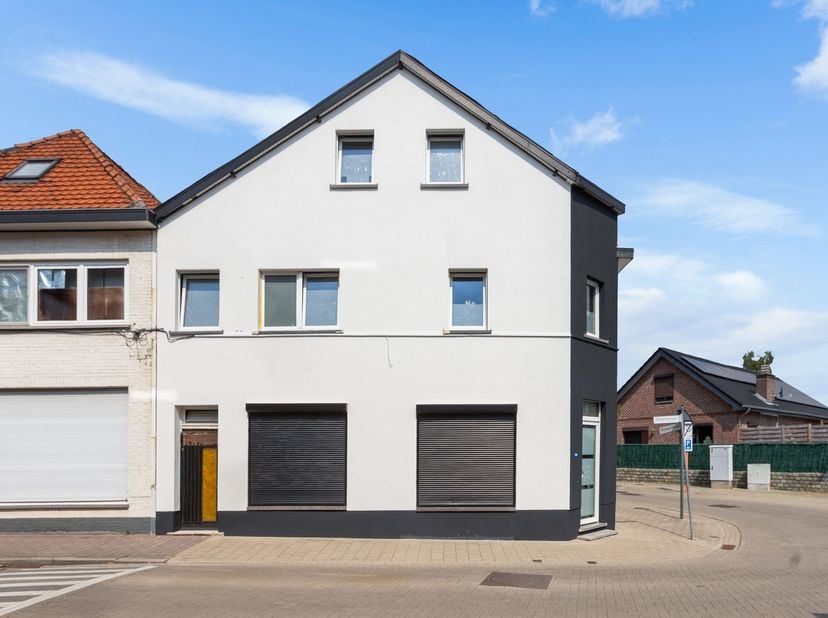 TE KOOP HANDELSPAND MET 2 WOONGELEGENHEDEN EN VEEL POTENTIEEL<br />
Bessemerstraat 140, 3620 Lanaken<br />
<br />
Op een interessante locatie in La