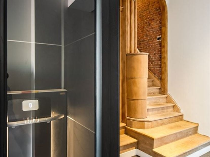 Nabij de vesten van Lier bevindt zich dit prachtige, hoogwaardig afgewerkte appartement in een karaktervol gebouw van ca. 1918. Het pand werd in 2020-