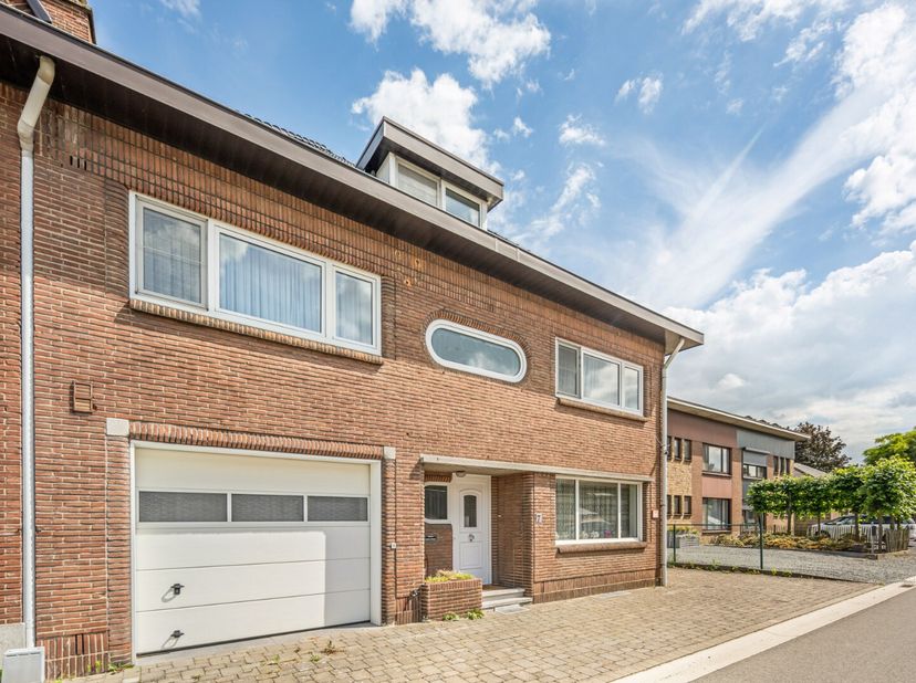 Deze verrassend ruime stadwoning situeert zich in een rustige straat, op wandelafstand van het stadscentrum met gezellige horeca, supermarkt, ontspann
