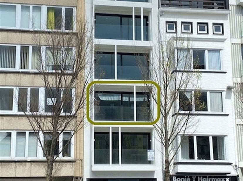 Nieuwbouwappartement met 2 slaapkamers op de tweede verdieping van een kleinschalige residentie. Het appartement beschikt over een leefruimte met open