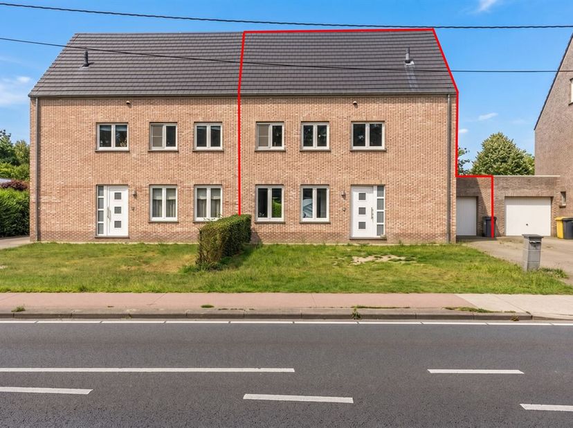 Deze instapklare woning, gebouwd in 2010, bevindt zich op een perceel van 756 m² en biedt alle comfort. <br />
Via de inkomhal kom je in de ruime, lic