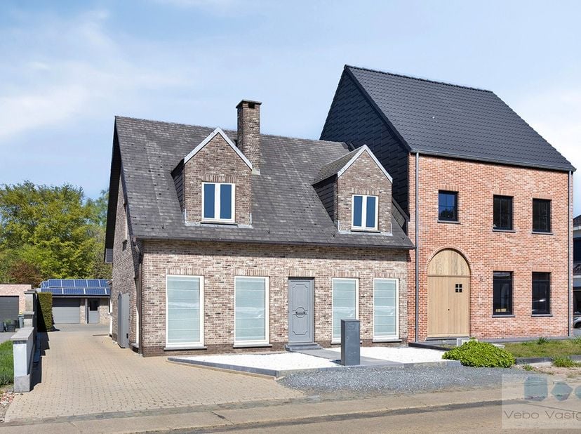 Ruime en energiezuinige halfopen gezinswoning met 4 grote slaapkamers, gelegen op een perceel van 708 m², inclusief uitzonderlijke garage/hobbyruimte