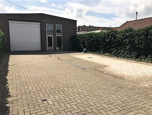                                         Magazijn zonder bureel te huur in Wondelgem, € 1.250
