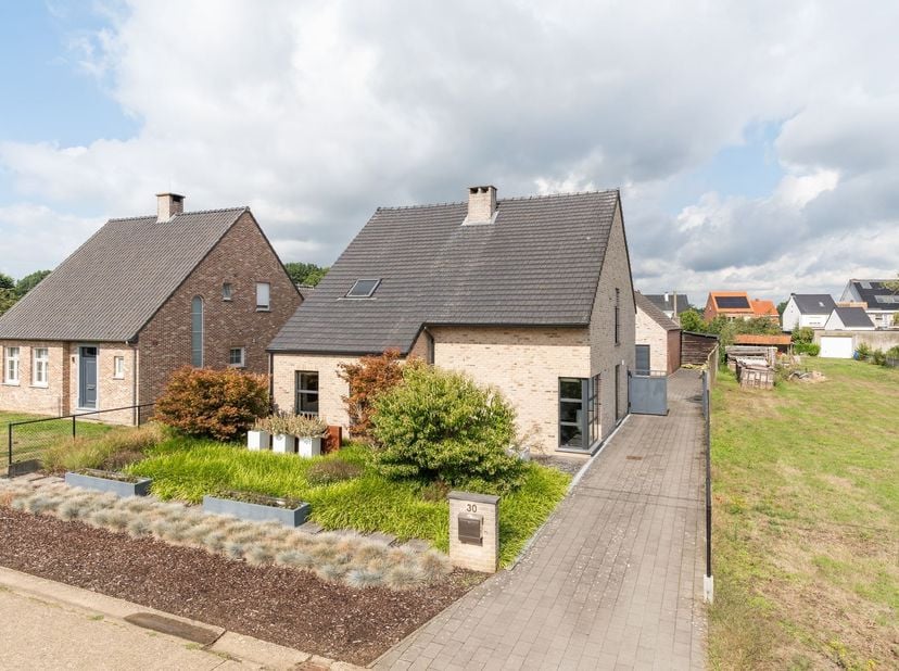 Ruime, energiezuinige 3 slpk.-woning met prachtige tuin en zwemvijver alsook polyvalent bijgebouw te Poederlee<br />
<br />
Deze ruime en lichtrijke