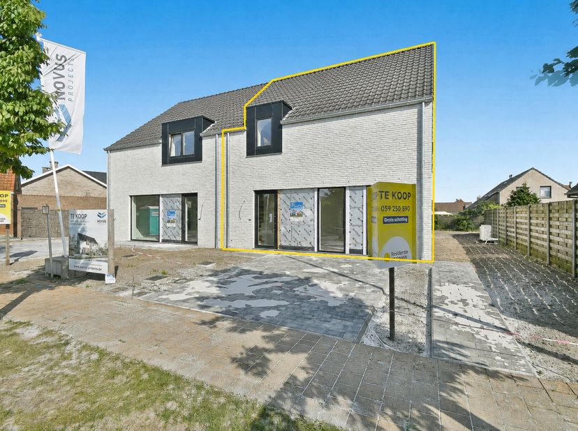 Op een rustige maar tegelijk centrale ligging in Gistel verrijst deze hedendaagse nieuwbouwwoning. De woning werd ontworpen met bijzondere aandacht vo