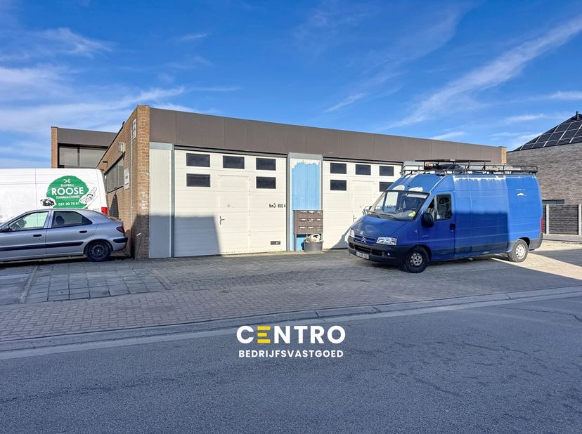 OPPERVLAKTEN:<br />
Constructie-bruikbare oppervlakten<br />
Magazijn: &amp;nbsp;±75 m²<br />
Parkeerplaats voor de poort.<br />
<br />
INDELING:<br />
Ma