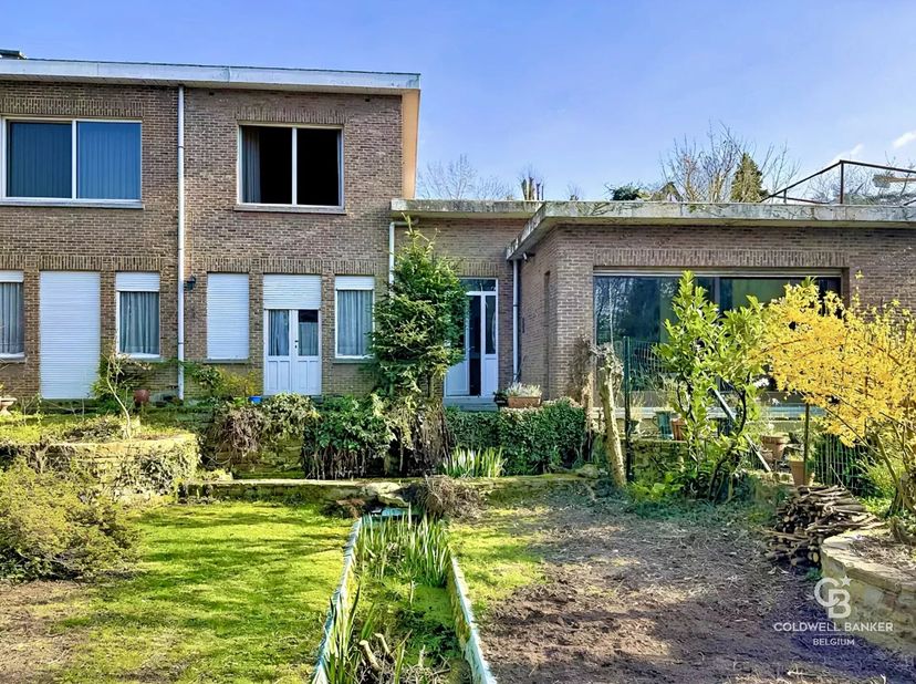 Prachtig, door bomen omgeven perceel (ca. 850 m²) met twee geschakelde woningen. De ene woning is in 2023 gerenoveerd, terwijl de andere volledig gere