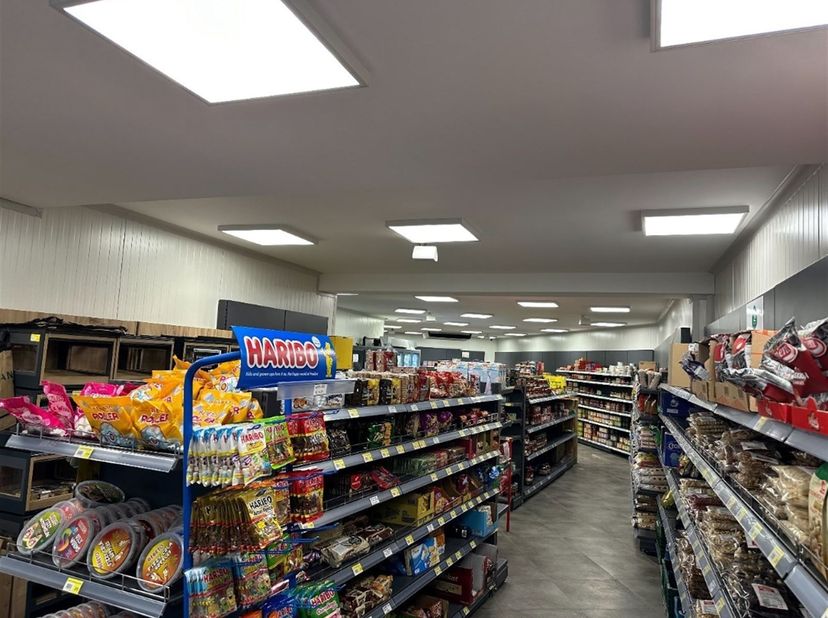 Espace commercial moderne de 154m² - très bien situé près du centre de Beverlo<br />
<br />
Cet espace commercial de 154m² récemment rénové est stra