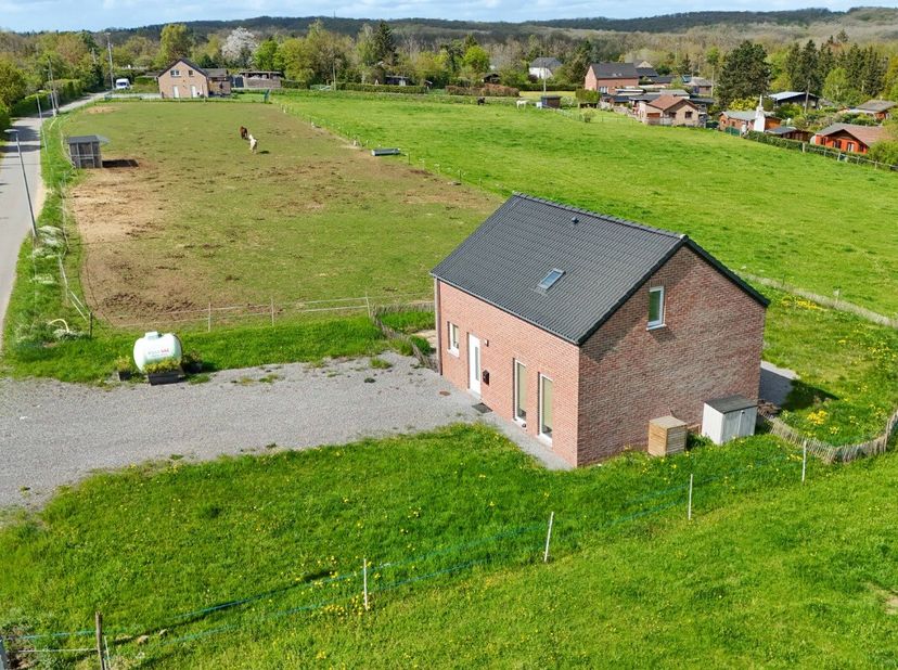 ERA B-LUX biedt u deze prachtige vrijstaande woning aan, gebouwd in 2022 en ideaal gelegen in Noiseux, in de gemeente Somme-Leuze, vlakbij Durbuy en M