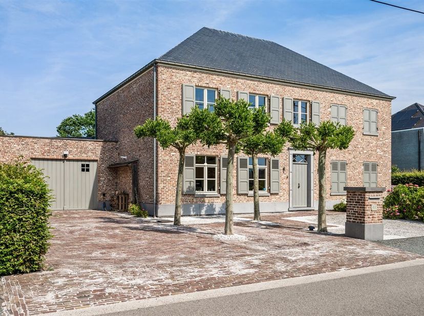 Recente halfopen woning in pastorijstijl met 4 slaapkamers (mogelijkheid tot uitbreiding naar 5 slaapkamers), gelegen op een ware A-locatie te Sint-Ka