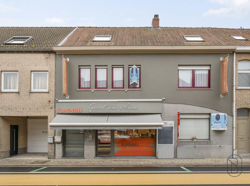 Op een uitstekende locatie in Deerlijk vinden we deze veelzijdige en uiterst goed onderhouden handelswoning (slagerij + woonst), ideaal voor wie wonen