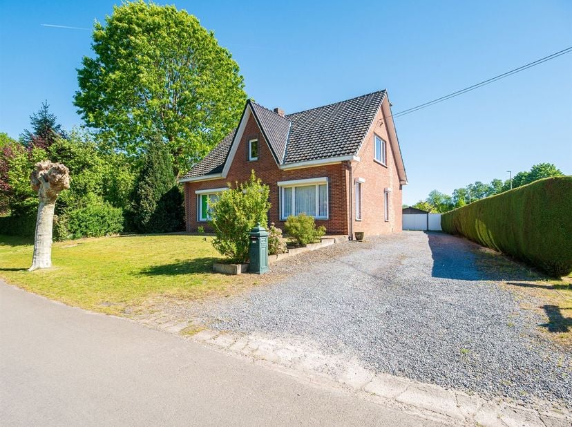 TE RENOVEREN WONING MET 3 SLAAPKAMERS EN RUIM PERCEEL OP EEN GROENE LOCATIE TE BERINGEN<br />
Bent u op zoek naar een woning die u volledig naar eige