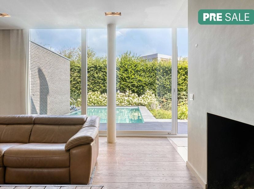 Deze villa werd in 2009 kwalitatief en grondig gerenoveerd. Hier treft men een ruim bewoonbaar oppervlak (406 m²) met 6 slaapkamers. Gelegen langs de