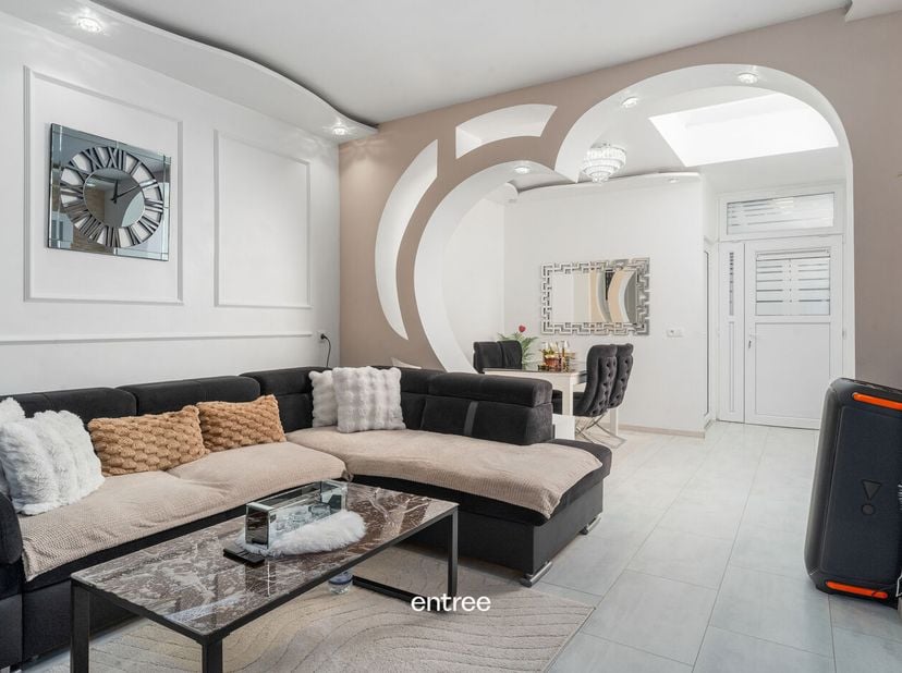 Op zoek naar een gezellige stadswoning met karakter én een uitstekende ligging? Deze charmante rijwoning biedt een ideale combinatie van comfort, lich