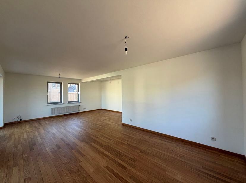 Dit uitzonderlijk ruime en lichtrijke appartement van 174 m² biedt alle comfort voor aangenaam wonen. Het beschikt over 3 volwaardige slaapkamers en e