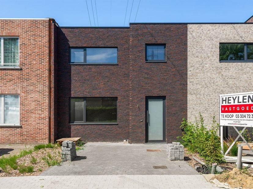 Prachtige nieuwbouwwoning (180 m²) op een perceel van 300 m² met 3 slaapkamers, 2 garages en hoogwaardige afwerking op toplocatie te Lint<br />
Omschr