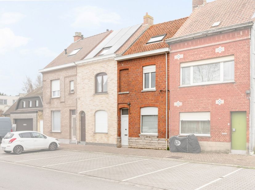 - Emplacement idéal avec des connexions faciles : Waalvest 90, Menin<br />
- Espace de vie lumineux<br />
- Cuisine pratique<br />
- Débarras et buand